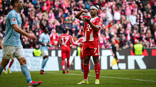 Serge Gnabry mit seinem Kochjubel während des Heimspiels des FC Bayern in der Bundesliga gegen den 1. FC Union Berlin