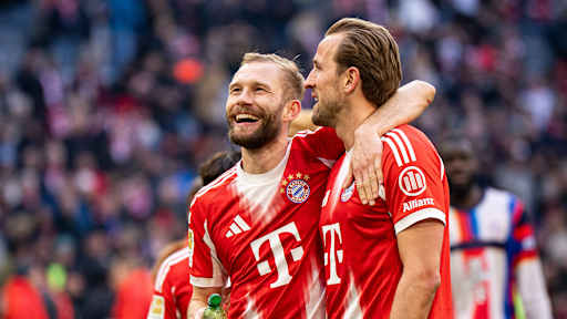 Harry Kane und Konrad Laimer jubeln nach dem Bundesliga-Sieg des FC Bayern gegen Union Berlin.