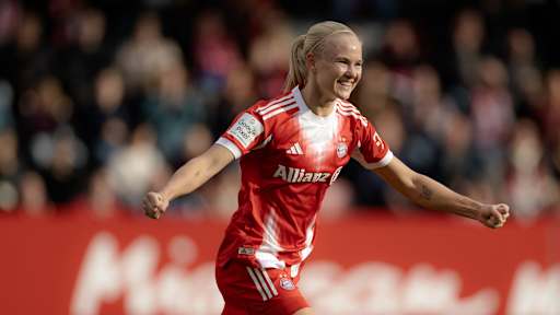 Pernille Harder bejubelt ein Tor für die FC Bayern Frauen.