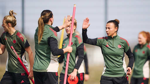 Arianna Caruso und Vanessa Gilles während des Abschlusstrainings vor dem Duell mit Manchester United..