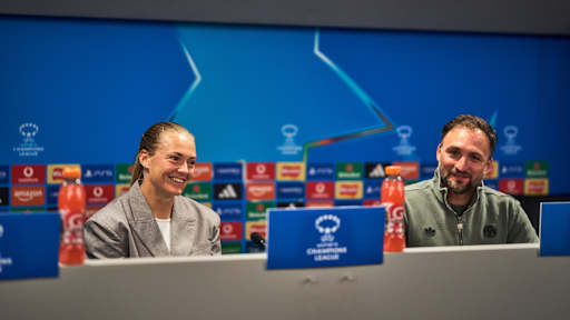 Magdalena Eriksson und José Barcala auf der Pk vor dem Spiel bei Manchester United.