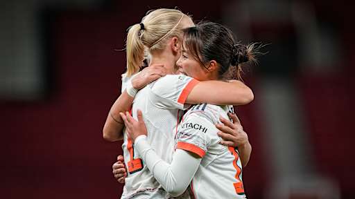 Pernille Harder und Momoko Tanikawa jbeln über ein Tor.