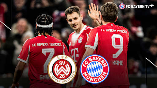 Josip Stanisic, Serge Gnabry und Harry Kane bejubeln einen Treffer, darunter die Logos des SV Wehen Wiesbaden und des FC Bayern.