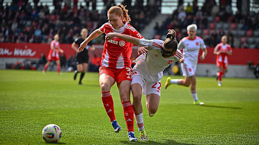 Stine Ballisager im Zweikampf während des Heimspiels der FC Bayern Frauen in der Frauen-Bundesliga gegen den 1. FC Nürnberg