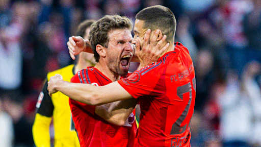 Raphaël Guerreiro mit Thomas Müller beim FC Bayern