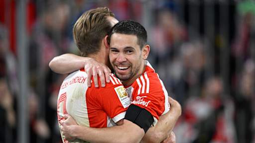 Raphaël Guerreiro mit Harry Kane beim FC Bayern