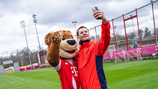 Manuel Neuer macht ein Selfie mit Berni