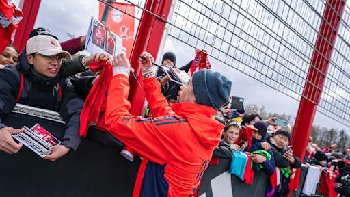 Raphael Guerreiro unterschreibt ein Trikot von Fans