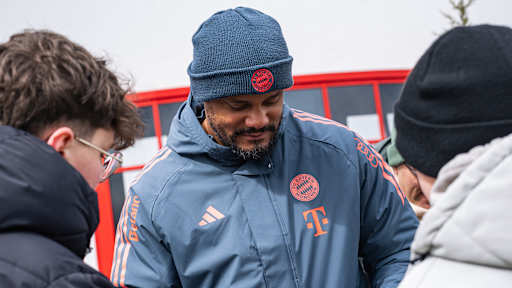 Vincent Kompany unterschreibt ein Trikot von Fans