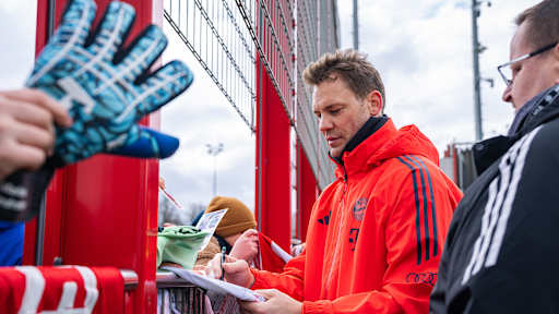 Manuel Neuer gibt Fans beim öffentlichen Training Autogramme