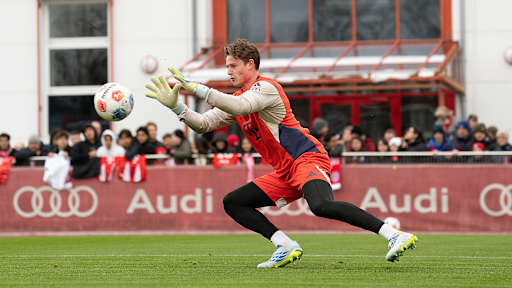 Jonas Urbig fängt im Training des FC Bayern einen Ball