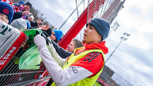 Jamal Musiala unterschreibt ein Trikot