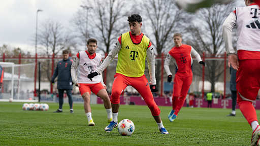 Aleksandar Pavlovic stoppt einen Ball im Training des FC Bayern