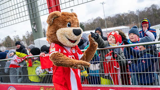 Maskottchen Berni klatscht mit jungen Bayern-Fans ab