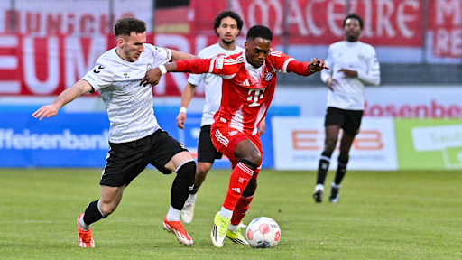 Michael Scott setzt sich im Zweikampf durch und führt den Ball am Fuß.