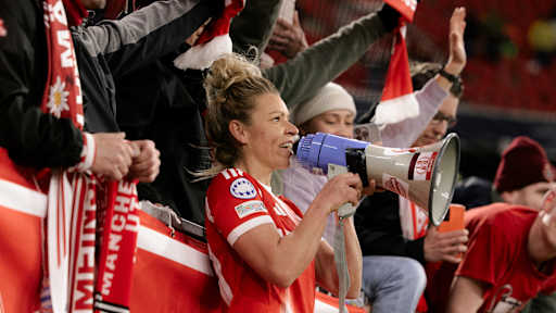 Linda Dallmann mit einem Mikrofon in der Hand im Anschluss an den Sieg gegen Manchester United in der Allianz Arena.