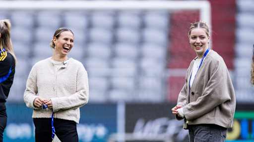 Klara Bühl und Alara lachend in der Allianz Arena.