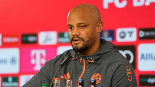 Vincent Kompany spricht auf der Pressekonferenz vor dem Spiel in Freiburg.