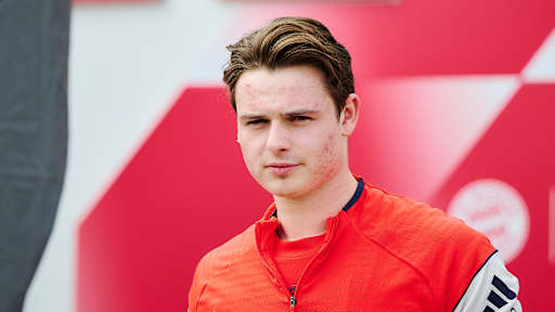 Jonas Urbig in einer Trainingseinheit des FC Bayern