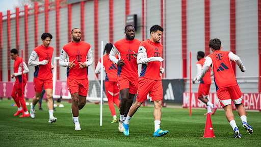 Die Spieler des FC Bayern laufen sich vor einer Trainingseinheit warm.