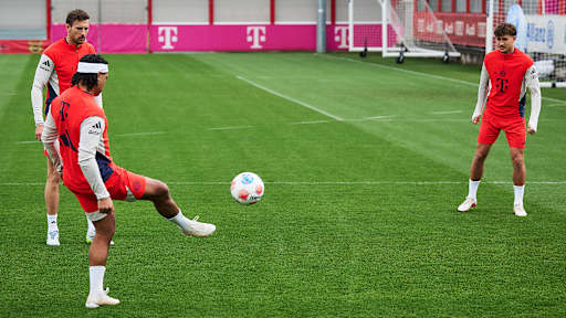 Serge Gnabry passt den Ball in einer Trainingseinheit des FC Bayern.