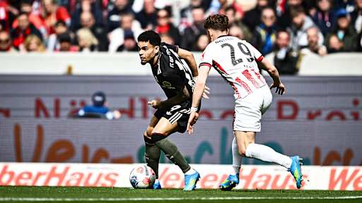 Luis Díaz im Zweikampf mit Blick nach vorne während des Gastspiels des FC Bayern in der Bundesliga beim SC Freiburg