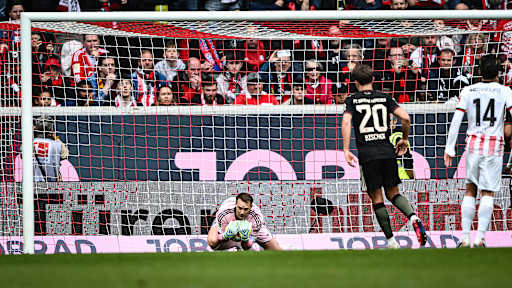 Manuel Neuer hält den Ball sicher während des Gastspiels des FC Bayern in der Bundesliga beim SC Freiburg