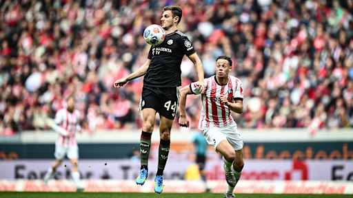 Josip Stanišić nimmt den Ball mit der Brust an während des Gastspiels des FC Bayern in der Bundesliga beim SC Freiburg