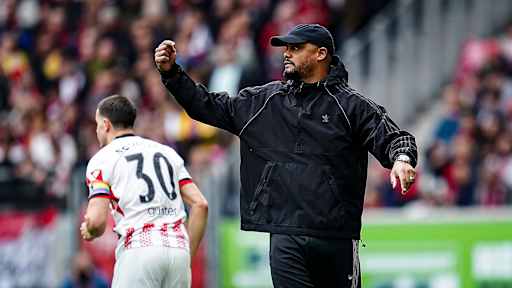 Vincent Kompany gestikulierend an der Seitenlinie während des Gastspiels des FC Bayern in der Bundesliga beim SC Freiburg