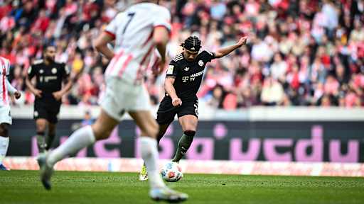 Serge Gnabry beim Torschuss während des Gastspiels des FC Bayern in der Bundesliga beim SC Freiburg