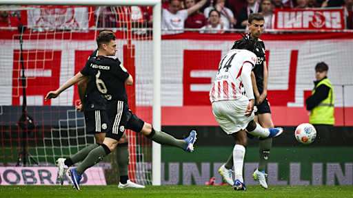 Johan Manzambi trifft zum 1:0 während des Gastspiels des FC Bayern in der Bundesliga beim SC Freiburg