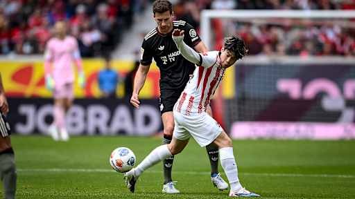 Leon Goretzka im Zweikampf während des Gastspiels des FC Bayern in der Bundesliga beim SC Freiburg