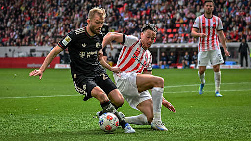 Konrad Laimer im Duell um den Ball während des Gastspiels des FC Bayern in der Bundesliga beim SC Freiburg