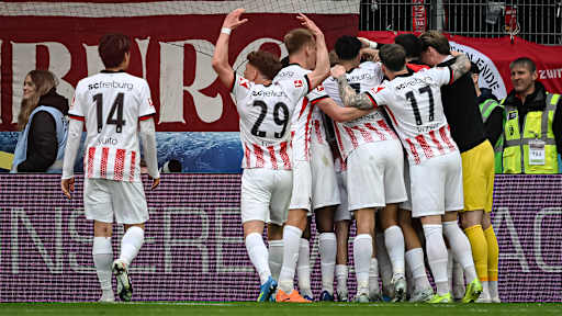 Die Freiburger bejubeln das 2:0 während des Gastspiels des FC Bayern in der Bundesliga beim SC Freiburg