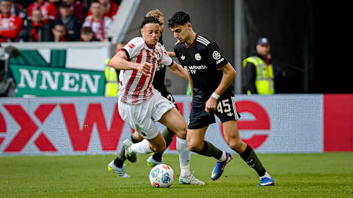 Aleksandar Pavlović mit Ball am Fuß während des Gastspiels des FC Bayern in der Bundesliga beim SC Freiburg