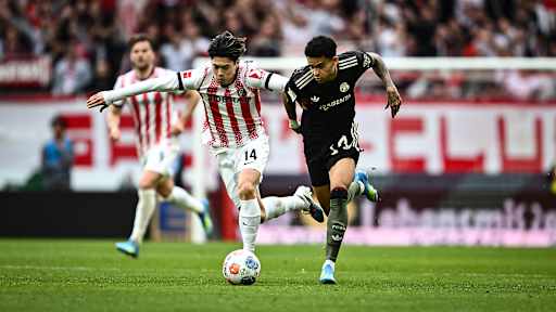 Luis Díaz im Laufduell während des Gastspiels des FC Bayern in der Bundesliga beim SC Freiburg