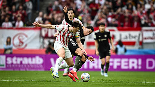 Jamal Musiala im Zweikampf Aleksandar Pavlović mit Ball am Fuß während des Gastspiels des FC Bayern in der Bundesliga beim SC Freiburg