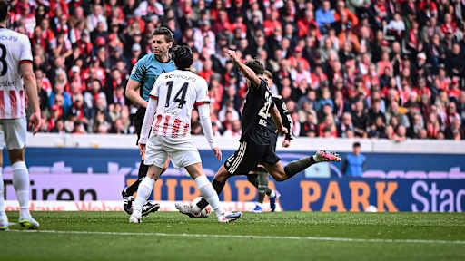 Tom Bischof trifft zum 2:1 während des Gastspiels des FC Bayern in der Bundesliga beim SC Freiburg