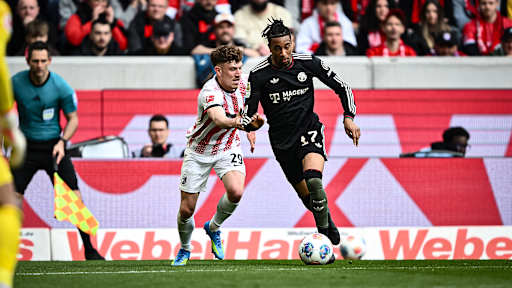 Michael Olise mit Ball am Fuß während des Gastspiels des FC Bayern in der Bundesliga beim SC Freiburg