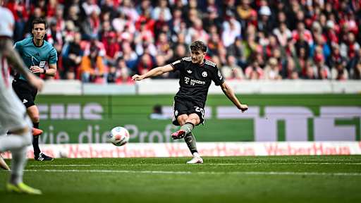 Tom Bischof trifft zum 2:2 während des Gastspiels des FC Bayern in der Bundesliga beim SC Freiburg