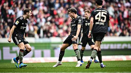 Tom Bischof jubelt nach dem Tor zum 2:2 während des Gastspiels des FC Bayern in der Bundesliga beim SC Freiburg