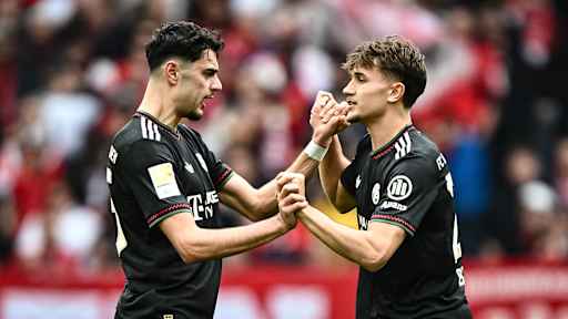 Tom Bischof und Aleksandar Pavlović klatschen ab während des Gastspiels des FC Bayern in der Bundesliga beim SC Freiburg