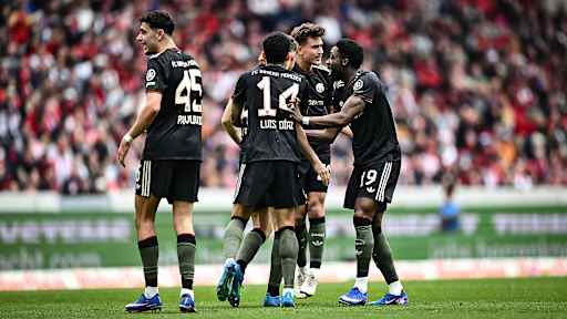 Tom Bischof, Alphonso Davies und Co. jubeln während des Gastspiels des FC Bayern in der Bundesliga beim SC Freiburg