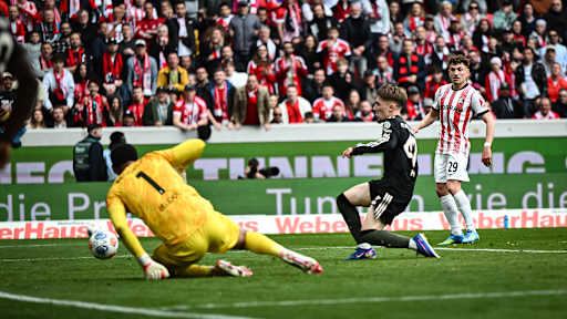 Lennart Karl trifft zum 3:2-Sieg während des Gastspiels des FC Bayern in der Bundesliga beim SC Freiburg