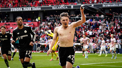 Lennart Karl jubelt nach seinem 3:2-Siegtreffer während des Gastspiels des FC Bayern in der Bundesliga beim SC Freiburg