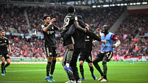 Alphonso Davies springt Vincent Kompany in die Armewährend des Gastspiels des FC Bayern in der Bundesliga beim SC Freiburg