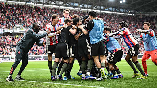 Jubeltraube während des Gastspiels des FC Bayern in der Bundesliga beim SC Freiburg