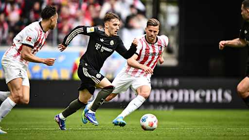 Lennart Karl im Laufduell während des Gastspiels des FC Bayern in der Bundesliga beim SC Freiburg