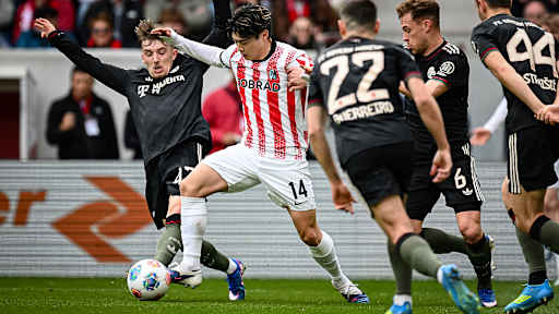 Lennart Karl im Zweikampf um den Ball während des Gastspiels des FC Bayern in der Bundesliga beim SC Freiburg