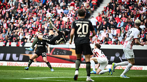 Luis Díaz mit einem Fallrückzieher während des Gastspiels des FC Bayern in der Bundesliga beim SC Freiburg